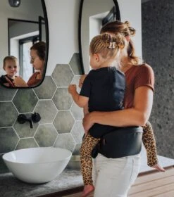 EVE Kids Heupdrager - Baby En Peuter - Heupzitje - Draagzak - Zwart Leer 9 EVE Kids Heupdrager - Baby En Peuter - Heupzitje - Draagzak - Zwart Leer -Maxi-Cosi Winkel 1058x1200