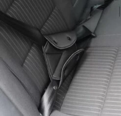 Merkloos Auto Gordel Beschermer - Gordelhoes - Autogordel Bescherming - Gordelbeschermer - Nekbeschermer Kind - Gordelbeschermhoes - Nekkussen / Neksteun -Maxi-Cosi Winkel 1200x1155 1
