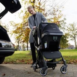Hamilton By Yoop S1 Plus Buggy Met Monteerbare Zeno Plus Draagwieg - Nieuw En Hoger 2023 Model - Premium Budget Stroller Met One Hand Folding Technologie – Zwart - Licht, Verstelbaar, Wendbaar En Geschikt Van 0 Maanden Tot 4 Jaar – Inclusief Adapter -Maxi-Cosi Winkel 1200x1200 1049