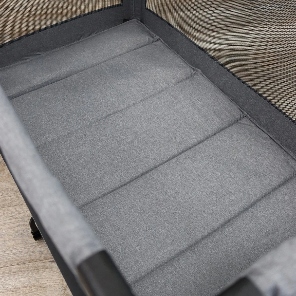 Deryan Luxe Campingbed Compleet - 120x60cm - Bodemverhoger - Verschoonblad - Opbergmand - Grijs 9 Deryan Luxe Campingbed Compleet - 120x60cm - Bodemverhoger - Verschoonblad - Opbergmand - Grijs - Image 9