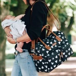 Kidzroom Black And White Luiertas - Zwart - Ophanglussen Kinderwagen - Verschoonmatje - Verstelbare Schouderband -Maxi-Cosi Winkel 1200x1200 1282