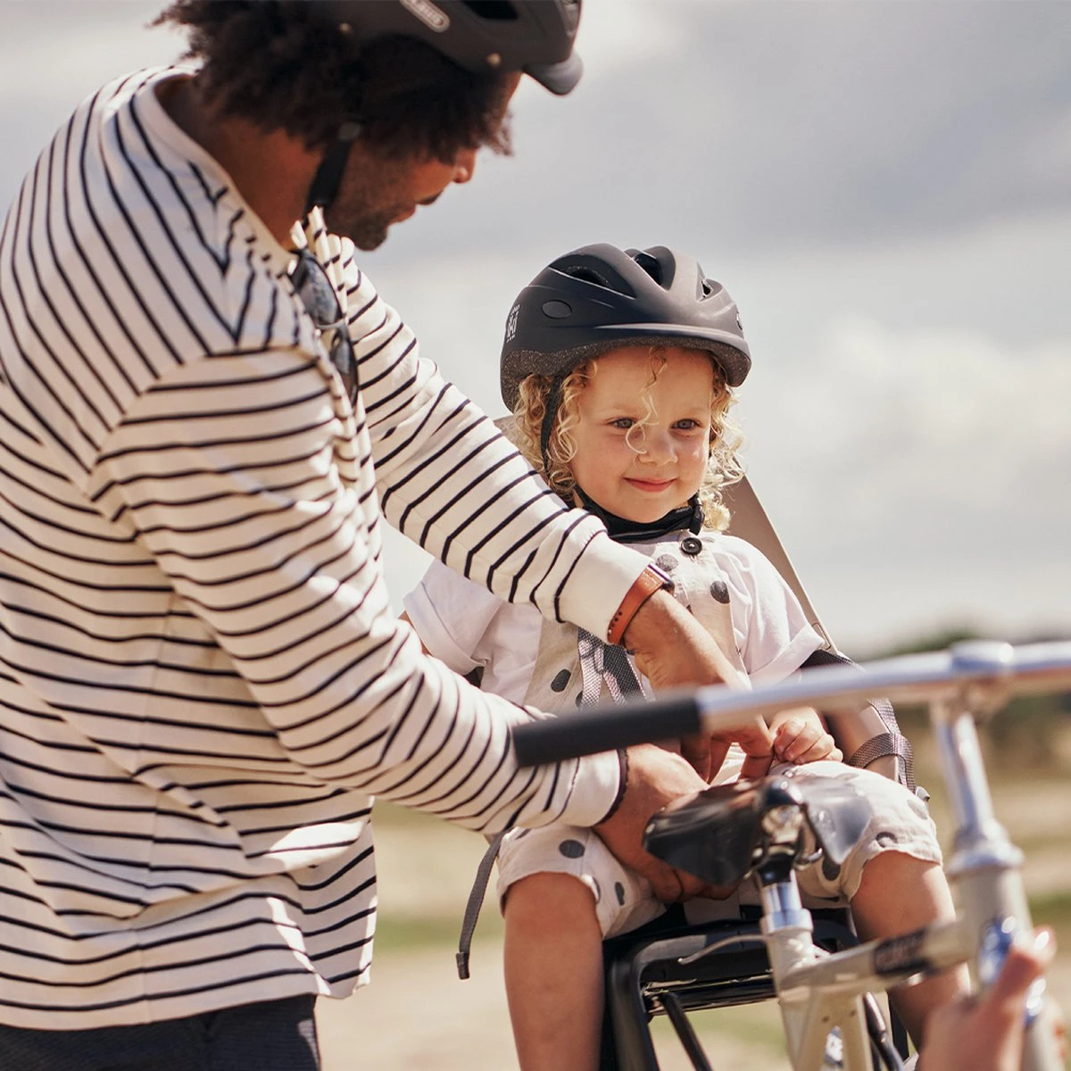 Urban Iki Fietsstoeltje Achter - Inaho Beige/Bincho Black 5 Urban Iki Fietsstoeltje Achter - Inaho Beige/Bincho Black - Image 5