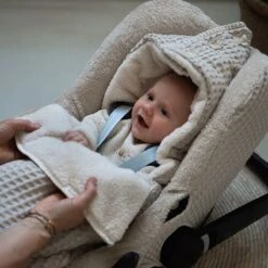 Koeka Oslo Voetenzak Voor Autostoel 0+ - Wafelstof Met Teddy - Zand -Maxi-Cosi Winkel 1200x1200 1643