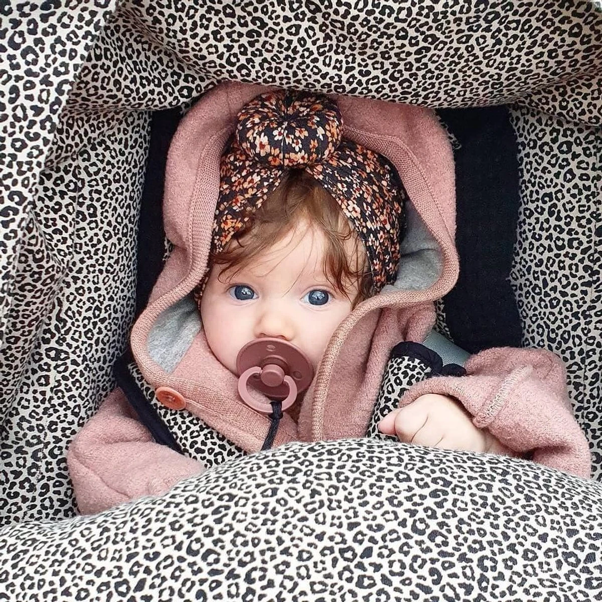 Ukje Voetenzak Baby Autostoel - Universeel - Geschikt Voor Maxi Cosi Cybex Doona - Superzacht Katoen - Zwart Wafel - Luipaard 6 Ukje Voetenzak Baby Autostoel - Universeel - Geschikt Voor Maxi Cosi Cybex Doona - Superzacht Katoen - Zwart Wafel - Luipaard - Image 6