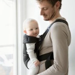 BabyBjörn Draagzak Mini - Cotton - Zwart -Maxi-Cosi Winkel 1200x1200 1709