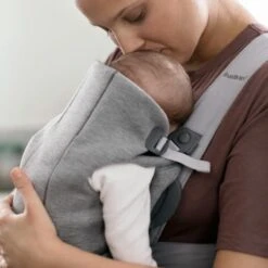 BabyBjörn Draagzak Mini - 3D Jersey - Lichtgrijs 23 BabyBjörn Draagzak Mini - 3D Jersey - Lichtgrijs -Maxi-Cosi Winkel 1200x1200 1719