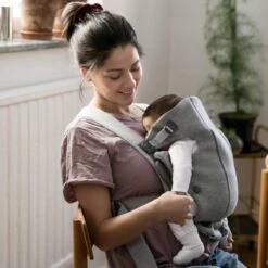 BabyBjörn Draagzak Mini - 3D Jersey - Lichtgrijs 24 BabyBjörn Draagzak Mini - 3D Jersey - Lichtgrijs -Maxi-Cosi Winkel 1200x1200 1720