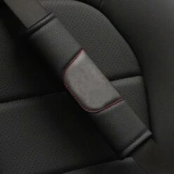 Luxe Gordel Covers - Set Van 2 Gordelhoezen - Zwart Leather Look - Zachte Gordel Hoes Beschermer - Ook Voor Kinderen - Audi / Mercedes / BMW / Toyota / Skoda / Volkswagen / Peugeot / Renault / Volvo - Auto Accessoires - Gordelhoes Gordelbeschermer -Maxi-Cosi Winkel 1200x1200 513