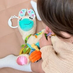 Playgro Activiteitenvriend Lama Lupe 13 Playgro Activiteitenvriend Lama Lupe -Maxi-Cosi Winkel 1200x1200 671