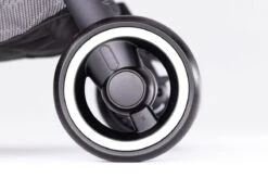 Hamilton By Yoop X1 Plus Buggy – Nieuw, Hoger, Uitgebreider 2023 Model – Premium Stroller Met One Hand Folding Technologie – Grijs – Lichte, Verstelbare En Wendbare Kinderwagen Met Vele Gemakken -Maxi-Cosi Winkel 1200x799 16