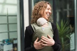 Cuddie Baby Draagdoek - Premium Organic Baby Draagdoek Gemaakt Van Bio Katoen - Newborns Tot 15 Kg - Baby Cadeau - Met Wenskaart - Olive -Maxi-Cosi Winkel 1200x799 21