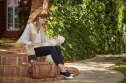 Grote Luiertas Double Zip Satchel Chestnut Redwood - Kunstleer - 42 Cm Breed -Maxi-Cosi Winkel 1200x799 24