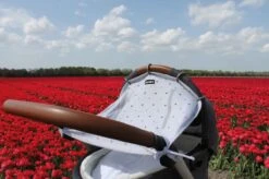 Dooky Universal Cover Zonnescherm Kinderwagen - Light Grey Crowns -Maxi-Cosi Winkel 1200x799 4