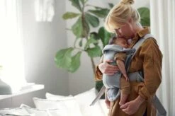 BabyBjörn Draagzak Mini - 3D Jersey - Lichtgrijs 27 BabyBjörn Draagzak Mini - 3D Jersey - Lichtgrijs -Maxi-Cosi Winkel 1200x799 51