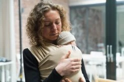 Cuddie Baby Draagdoek - Premium Organic Baby Draagdoek Gemaakt Van Bio Katoen - Newborns Tot 15 Kg - Baby Cadeau - Met Wenskaart - Sand -Maxi-Cosi Winkel 1200x799 52