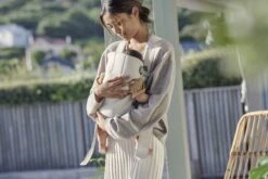 BabyBjörn Draagzak Mini - 3D Jersey - Lichtbeige 13 BabyBjörn Draagzak Mini - 3D Jersey - Lichtbeige -Maxi-Cosi Winkel 1200x800 212