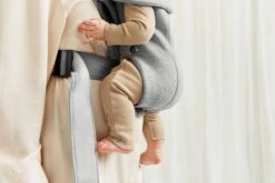 BabyBjörn Draagzak Mini - 3D Jersey - Lichtgrijs 16 BabyBjörn Draagzak Mini - 3D Jersey - Lichtgrijs -Maxi-Cosi Winkel 1200x800 213