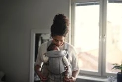 BabyBjörn Draagzak Mini - 3D Jersey - Lichtgrijs 19 BabyBjörn Draagzak Mini - 3D Jersey - Lichtgrijs -Maxi-Cosi Winkel 1200x800 216