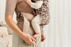 BabyBjörn Draagzak Mini - Cotton - Beige-Luipaard -Maxi-Cosi Winkel 1200x800 259
