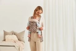BabyBjörn Draagzak Mini - Cotton - Beige-Luipaard -Maxi-Cosi Winkel 1200x800 260