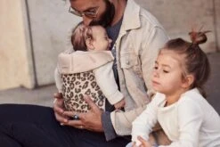 BabyBjörn Draagzak Mini - Cotton - Beige-Luipaard -Maxi-Cosi Winkel 1200x800 261