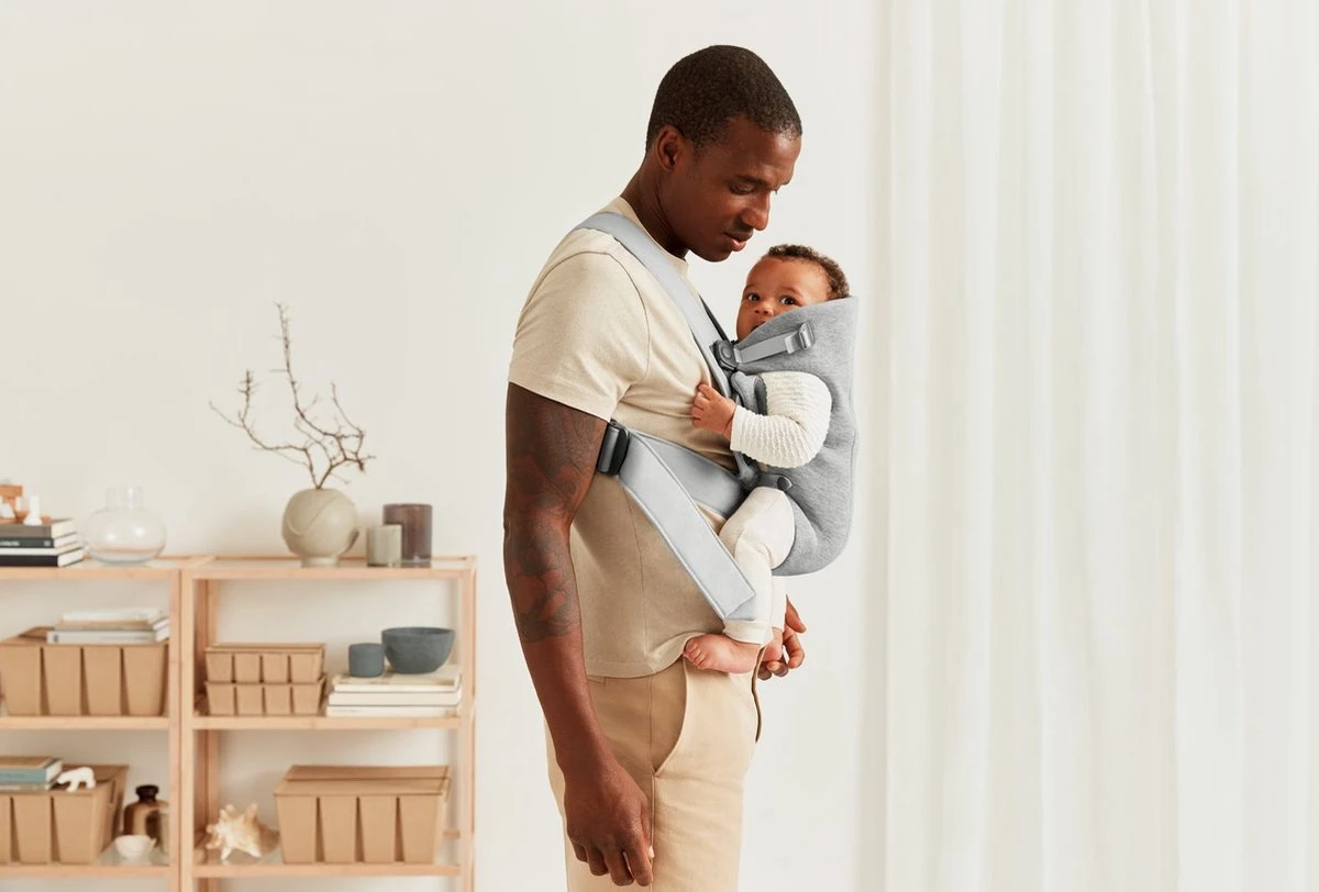 BabyBjörn Draagzak Mini - 3D Jersey - Lichtgrijs 1 BabyBjörn Draagzak Mini - 3D Jersey - Lichtgrijs