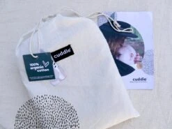 Cuddie Baby Draagdoek - Premium Organic Baby Draagdoek Gemaakt Van Bio Katoen - Newborns Tot 15 Kg - Baby Cadeau - Met Wenskaart - Sand -Maxi-Cosi Winkel 1200x901 4
