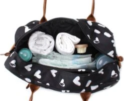 Kidzroom Black And White Luiertas - Zwart - Ophanglussen Kinderwagen - Verschoonmatje - Verstelbare Schouderband -Maxi-Cosi Winkel 1200x982