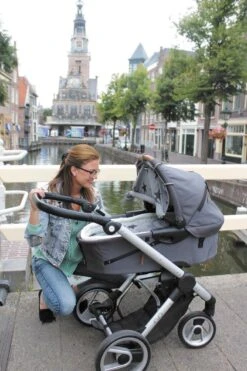 Dooky Universal Cover Zonnescherm Kinderwagen - Grey Stars 22 Dooky Universal Cover Zonnescherm Kinderwagen - Grey Stars -Maxi-Cosi Winkel 799x1200 11