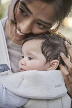 BabyBjörn Draagzak Mini - 3D Jersey - Lichtbeige 9 BabyBjörn Draagzak Mini - 3D Jersey - Lichtbeige -Maxi-Cosi Winkel 800x1200 113