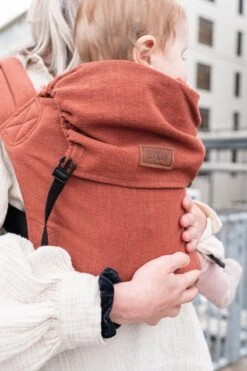 ByKay - Draagzak - Click Carrier Classic - Linnen Rusty Brown -Maxi-Cosi Winkel 800x1200 122