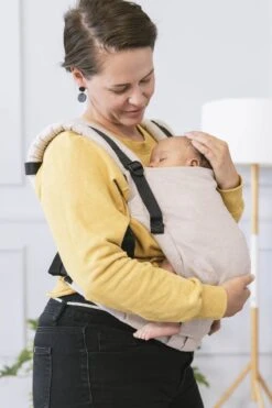 Tula Draagzak Free To Grow - Linen Sand -Maxi-Cosi Winkel 800x1200 146