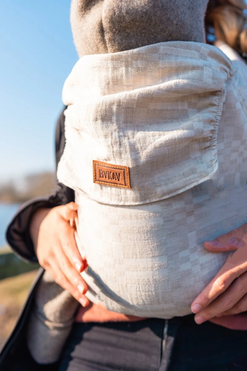 ByKay - Draagzak - Click Carrier Classic - Sand Blocks Summer - Organic Linnen/Cotton 2 ByKay - Draagzak - Click Carrier Classic - Sand Blocks Summer - Organic Linnen/Cotton - Image 2