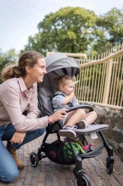 Hamilton By Yoop X1 Plus Buggy – Nieuw, Hoger, Uitgebreider 2023 Model – Premium Stroller Met One Hand Folding Technologie – Grijs – Lichte, Verstelbare En Wendbare Kinderwagen Met Vele Gemakken -Maxi-Cosi Winkel 800x1200 164