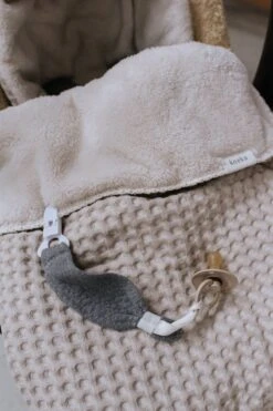 Koeka Oslo Voetenzak Voor Autostoel 0+ - Wafelstof Met Teddy - Zand -Maxi-Cosi Winkel 800x1200 95