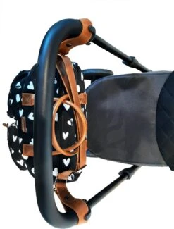 Kidzroom Black And White Luiertas - Zwart - Ophanglussen Kinderwagen - Verschoonmatje - Verstelbare Schouderband -Maxi-Cosi Winkel 911x1200 7