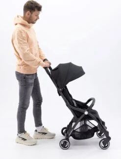 Hamilton By Yoop X1 Plus Buggy – Nieuw, Hoger, Uitgebreider 2023 Model – Premium Stroller Met One Hand Folding Technologie – Grijs – Lichte, Verstelbare En Wendbare Kinderwagen Met Vele Gemakken -Maxi-Cosi Winkel 917x1200 8