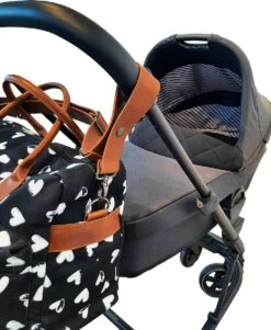 Kidzroom Black And White Luiertas - Zwart - Ophanglussen Kinderwagen - Verschoonmatje - Verstelbare Schouderband -Maxi-Cosi Winkel 986x1200 3